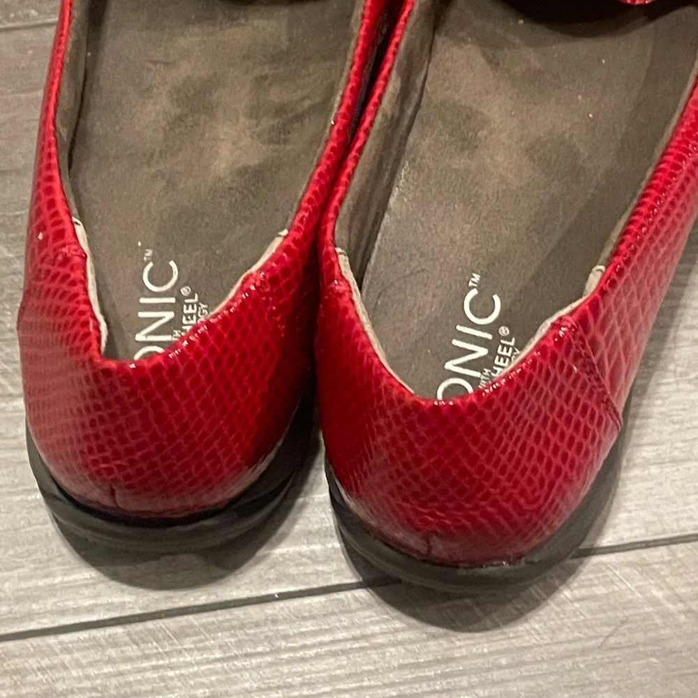 Vionic Red Patent Leather Lizard Pattern Loafers Size 7